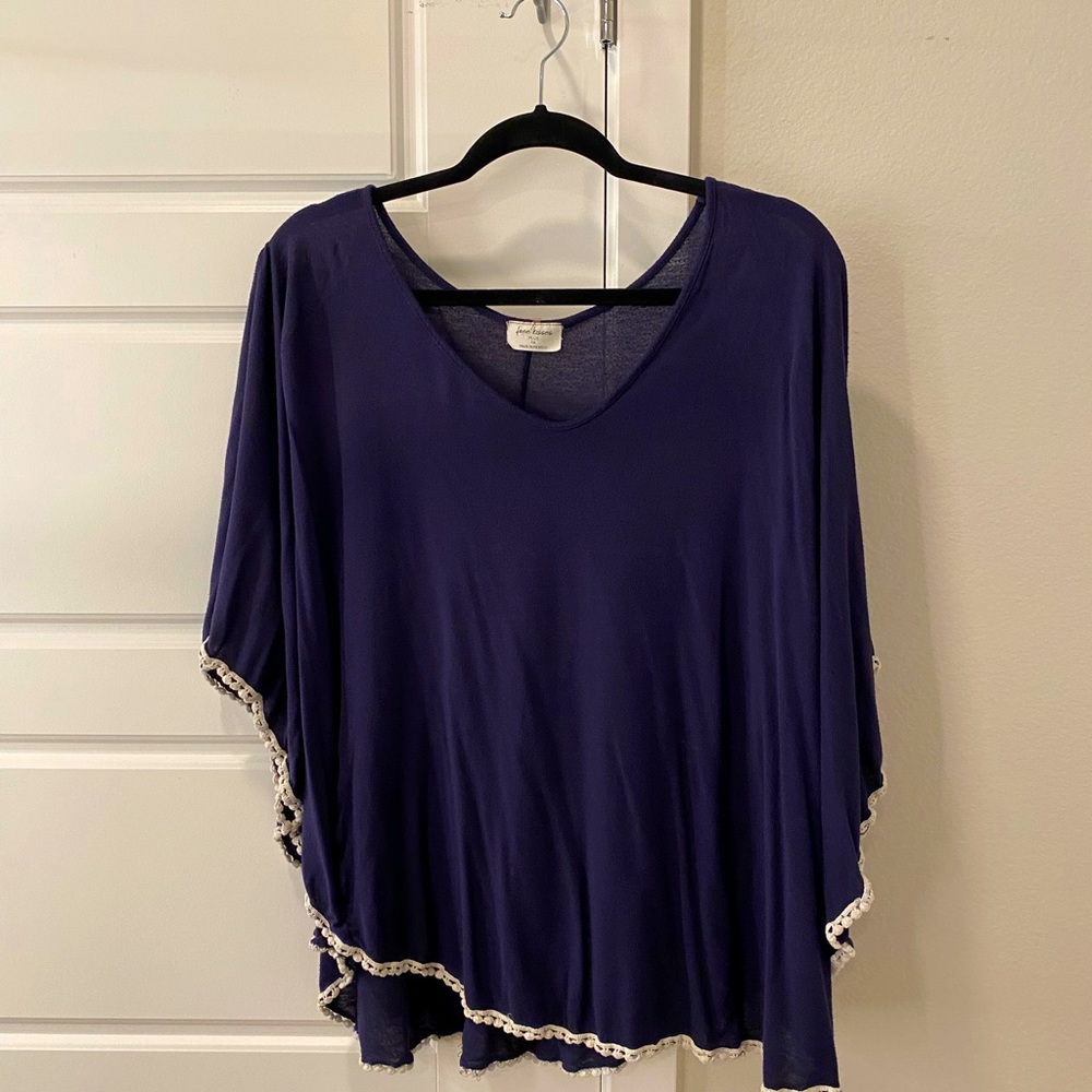 Casual top navy with white detailing 1x